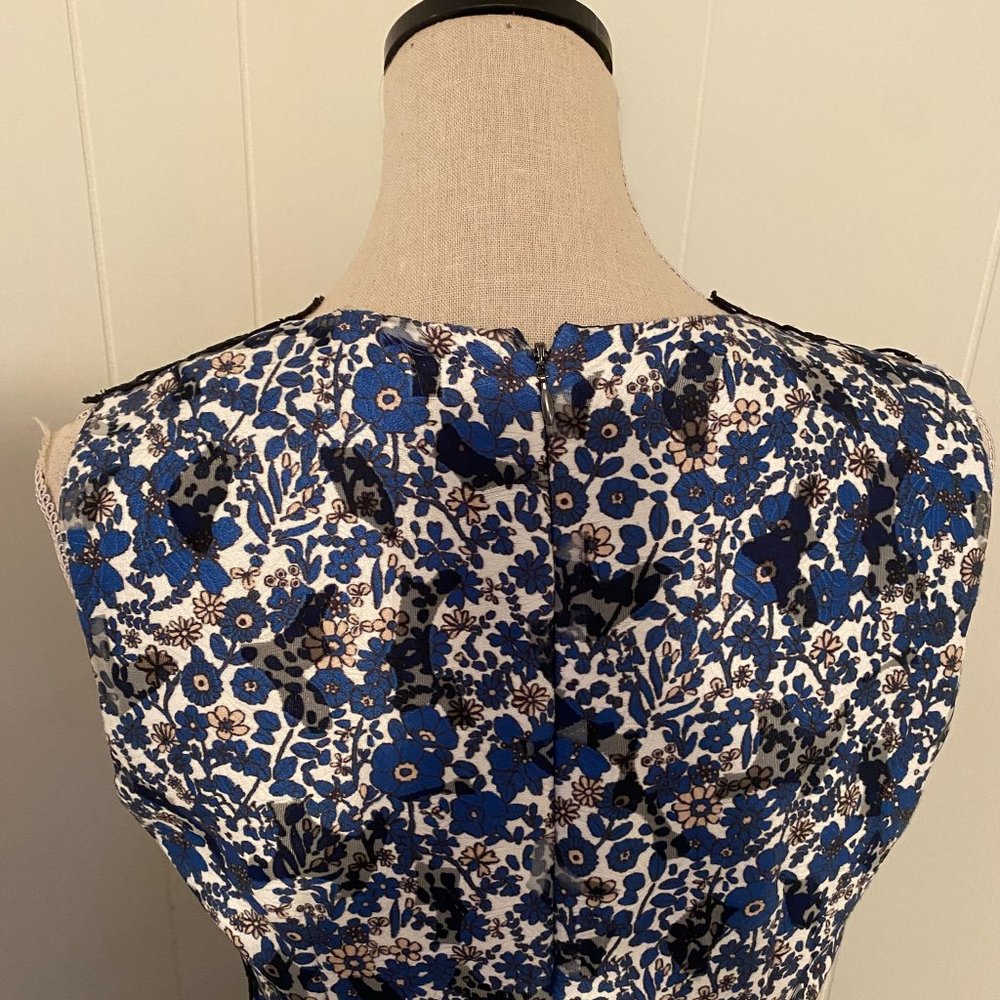 Elie Tahari V-Neck Sleeveless Blue and Black Floral Lace Wren Dress Size 8 - Picture 11 of 13
